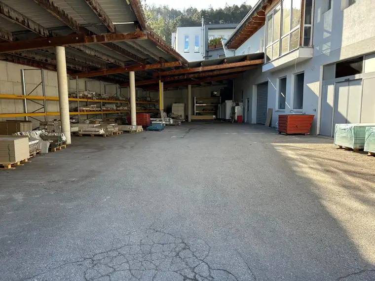 Verkaufsraum mit Lager und Freifläche