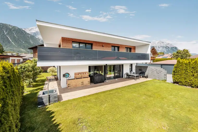 Mieming: Neuwertiges Passivhaus in unverbaubarer Lage