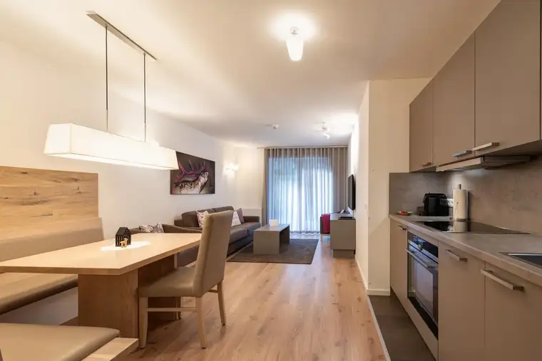 St. Anton: Helle Alpen-Style Suite mit Sauna und sonniger Terrasse mit kleinem Gartenanteil