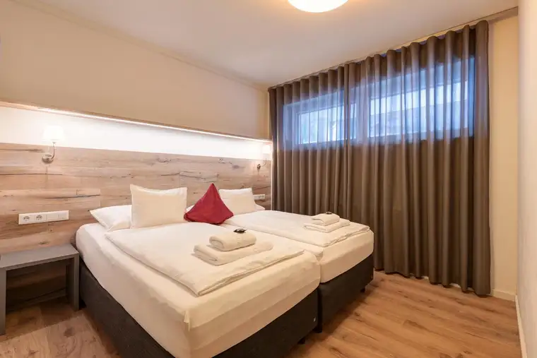 St. Anton: Helle Alpen-Style Suite mit Sauna und sonniger Terrasse mit kleinem Gartenanteil