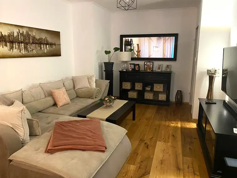 L E O B E R S D O R F – C I T Y! Moderner 3-Zimmer Terrasseneigentum im begrünten, ruhigen kleinen Innenhof