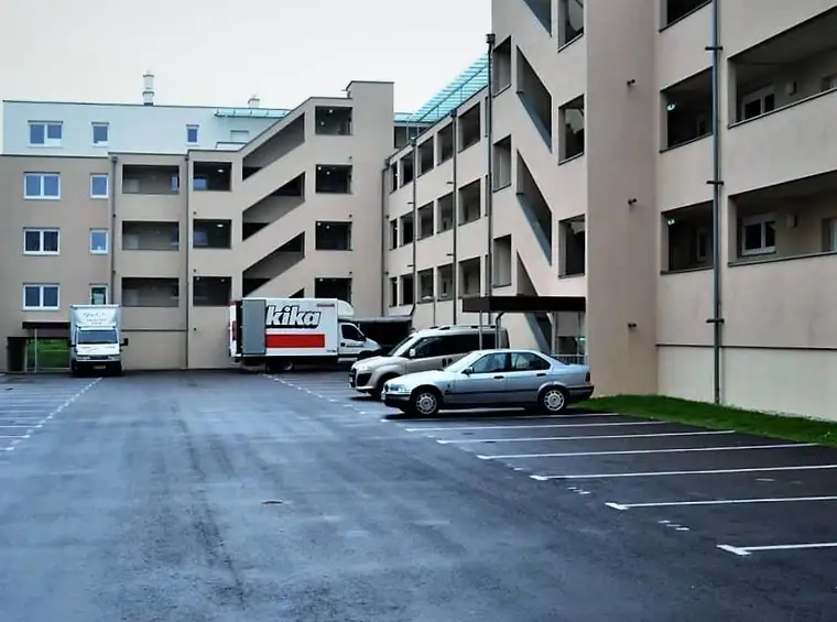 Vösendorf zentraler Autoabstellplatz!