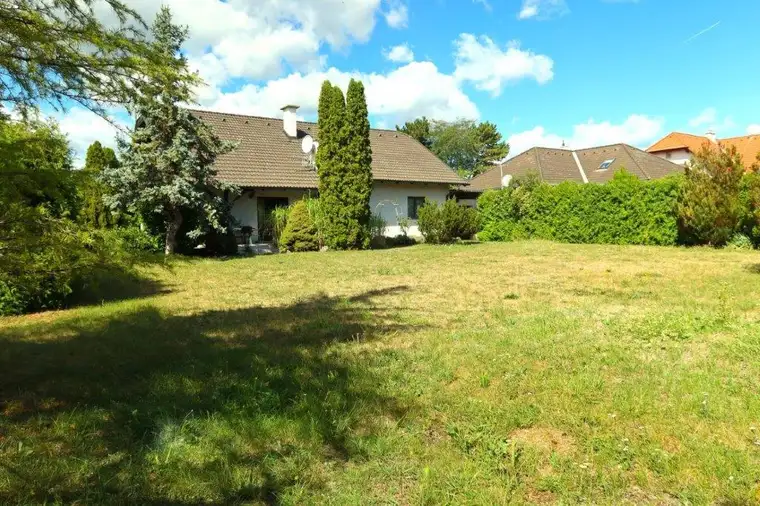 WIENER NEUSTADT – THERESIENFELD Gepflegtes Familienhaus auf ca. 1.800 m² mit Teilungspotenzial