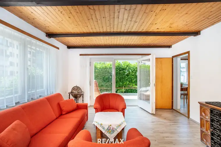 Zweifamilienhaus mit großem Garten, KFZ-Stellplätzen, Carport und Garage