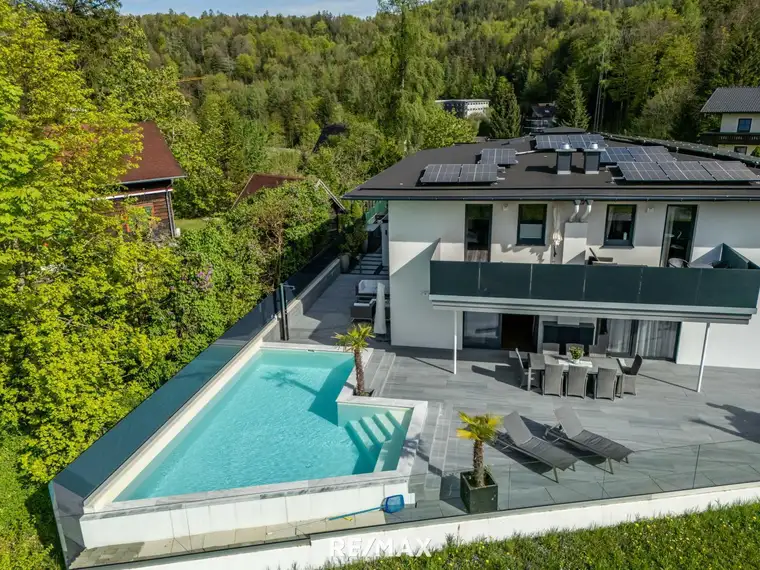 Luxuriöse Doppelhaushälfte mit Pool und Seeblick in Fuschl