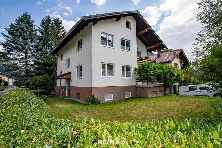 Zweifamilienhaus mit großem Garten, KFZ-Stellplätzen, Carport und Garage