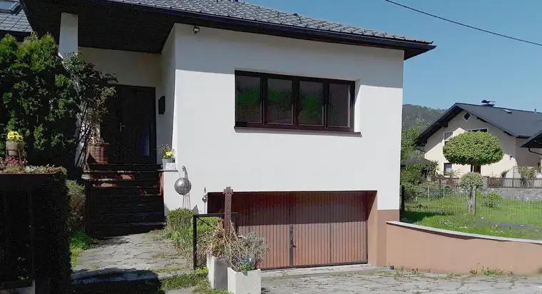 Eine reizende 2-Zimmer-Wohnung mit ca. 51 m², dazu ein Garten mit ca. 30 m² und einen PKW– Stellplatz in einem Zweifamilienhaus.