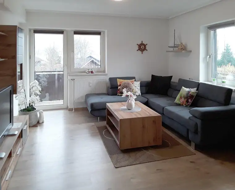 Eine komplett neu adaptierte 3-Zimmer-Wohnung mit Eckbalkon und Traunstein Blick.