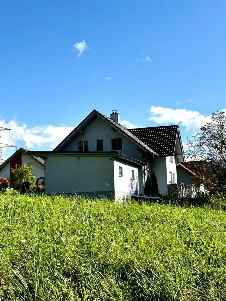 Großes Wohnhaus mit Garten und 2 Terrassen