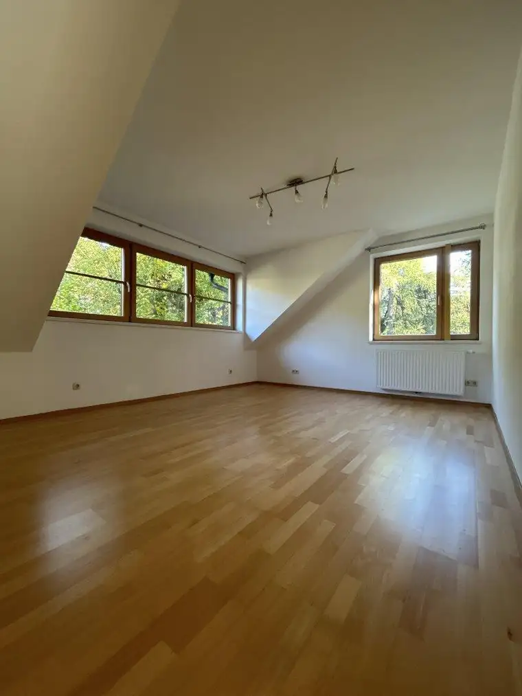 Lichtdurchflutete Eigentumswohnung mit ost/süd-seitigem Balkon