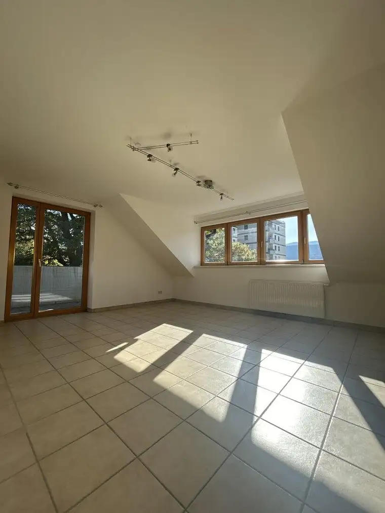 Lichtdurchflutete Eigentumswohnung mit ost/süd-seitigem Balkon und Parkplatz