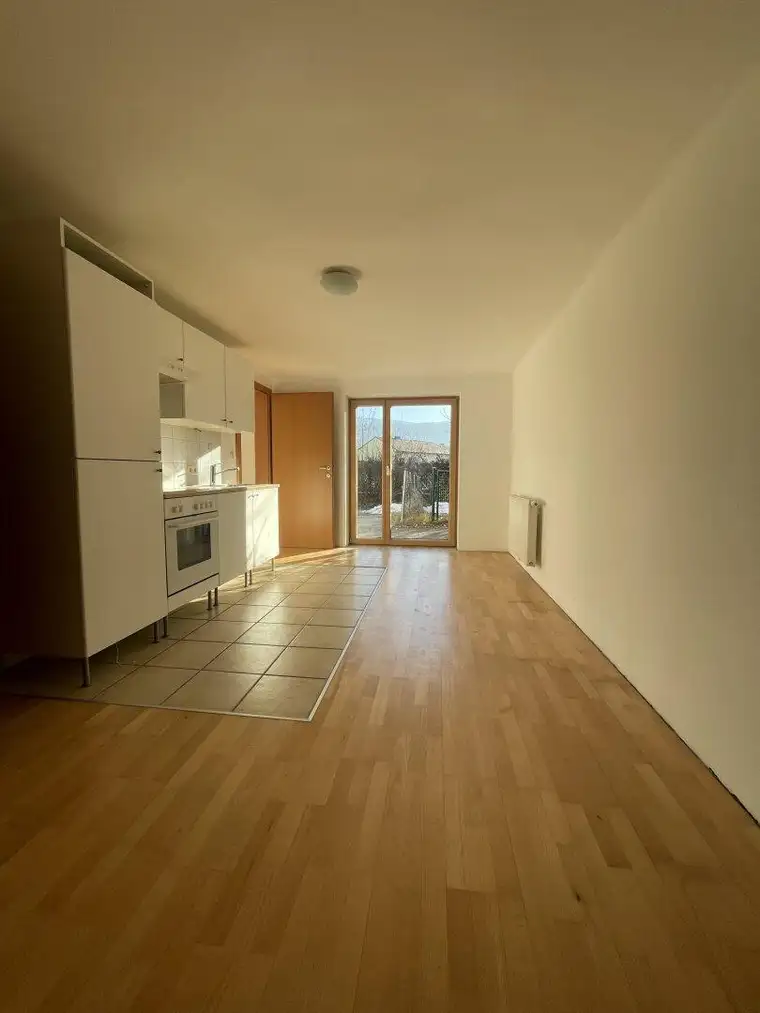Single- oder Pärchenwohnung im Erdgeschoss mit Zugang zum Grünbereich, Parkplatz