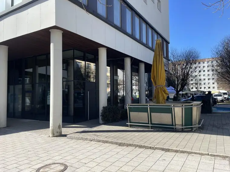 Ehemaliges "Cafe Konrad", Kaffehaus mit Schirmbar