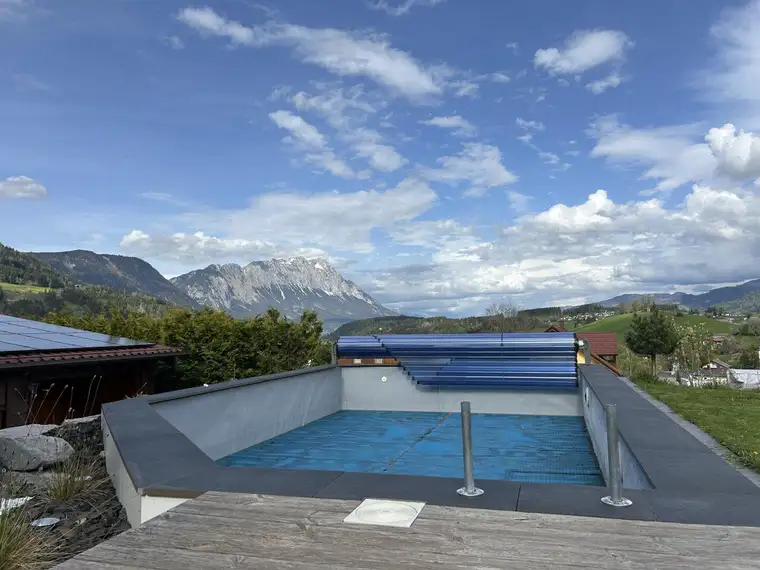 Wohnhaus mit malerischem Ausblick auf die umliegegende Bergregion, Pool, Doppelcarport, Terrasse, voll unterkellert!