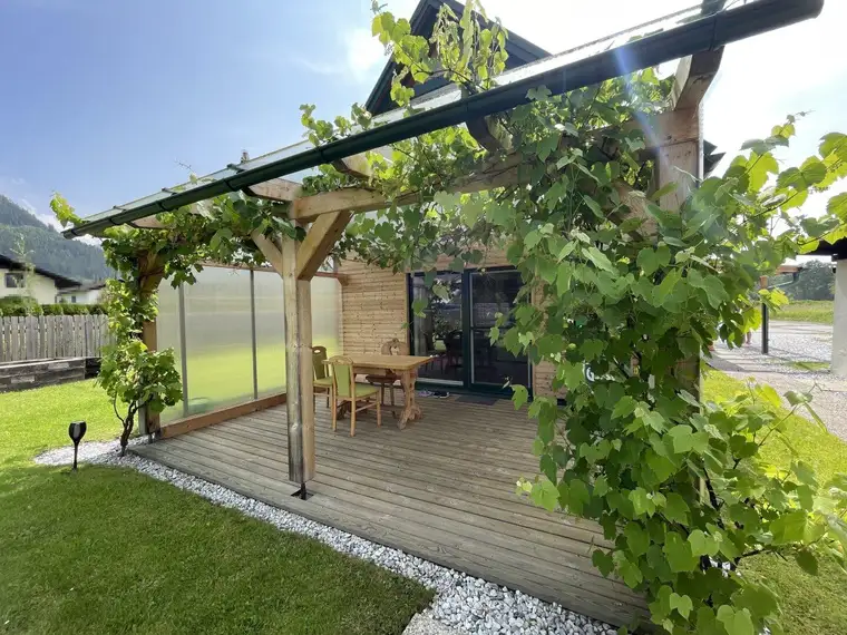 Wohnhaus mit TOP Ausstattung, Nebengebäude und Carports