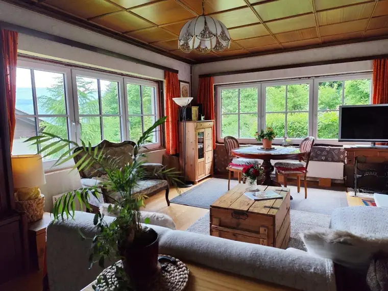 Wohnhaus mit großer westseitiger Terrasse 2 Balkone und Garage, voll unterkellert!