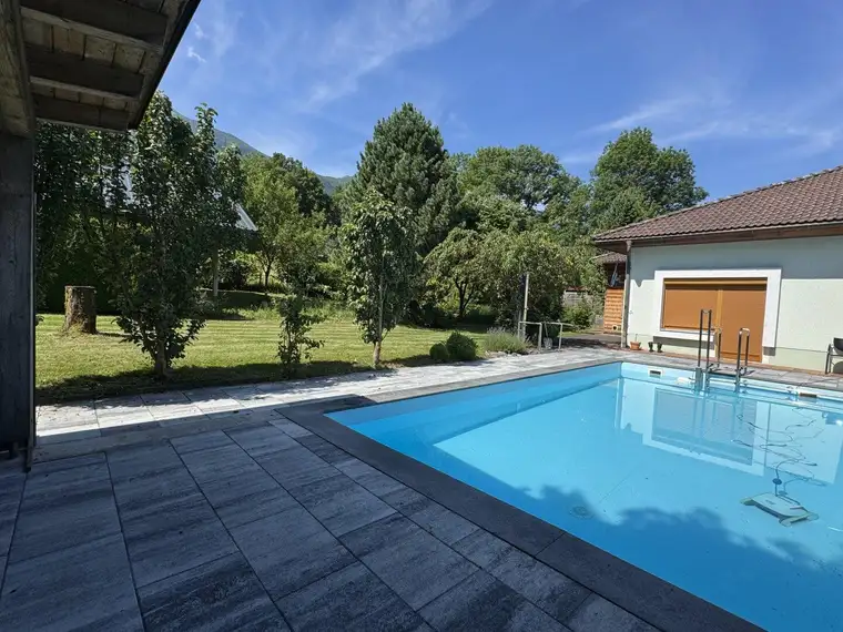 Wohnhaus mit Pool, Einliegerwohnung, Garage, Carport und Nebengebäude