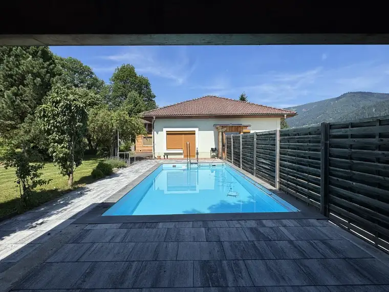 Wohnhaus mit Pool, Einliegerwohnung, Garage, Carport und Nebengebäude