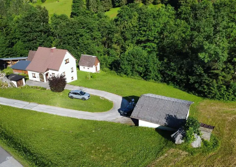 Wohnhaus mit Doppelgarage in absoluter Ruhelage mit herrlichem Blick auf die Berge und in die Natur!