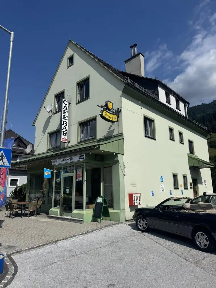 Wohn-Gewerbeobjekt mit Lokal, Praxis und Wohnung, Parkplätze!