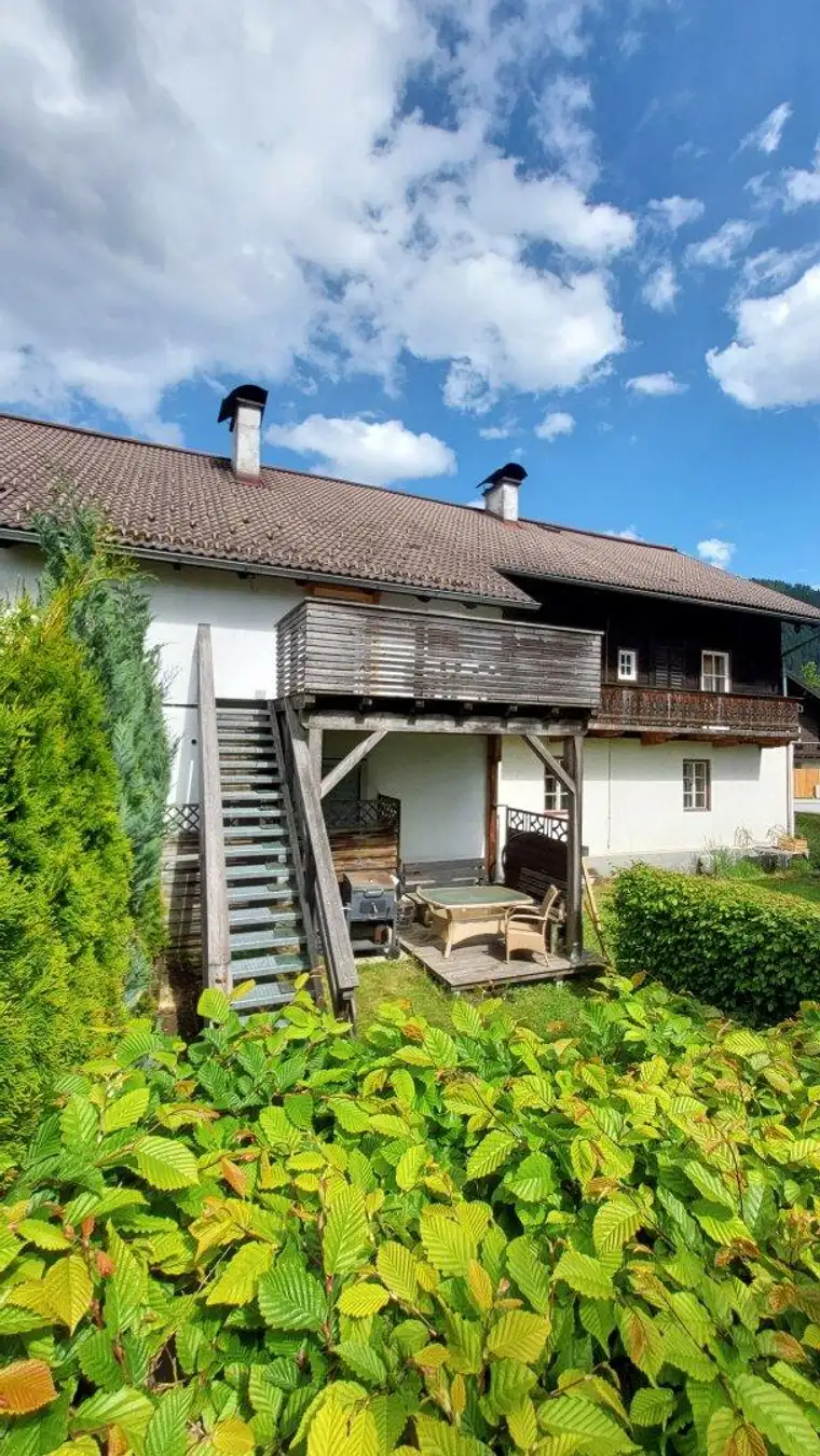 Eigentumswohnung mit großer westseitiger Terrasse, Garten, Garage u. Parkplätze