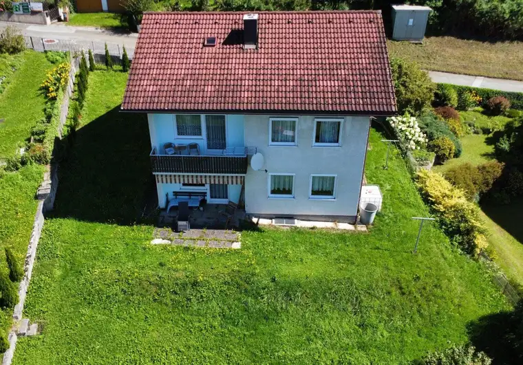 Wohnhaus mit südseitigem Balkon u. Terrasse, Garagen, voll unterkellert