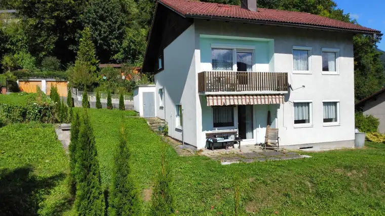 Wohnhaus mit südseitigem Balkon u. Terrasse, Garagen, voll unterkellert