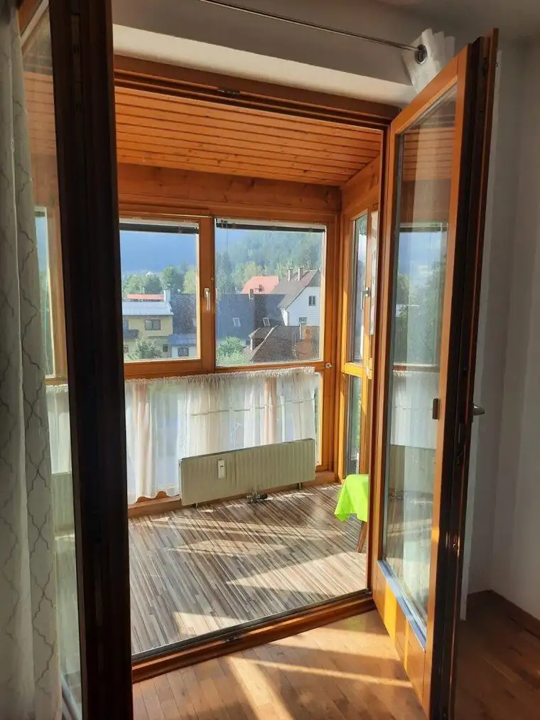 4 Zimmer Eigentumswohnung (ca. 113 m²) mit Wintergarten und Carport