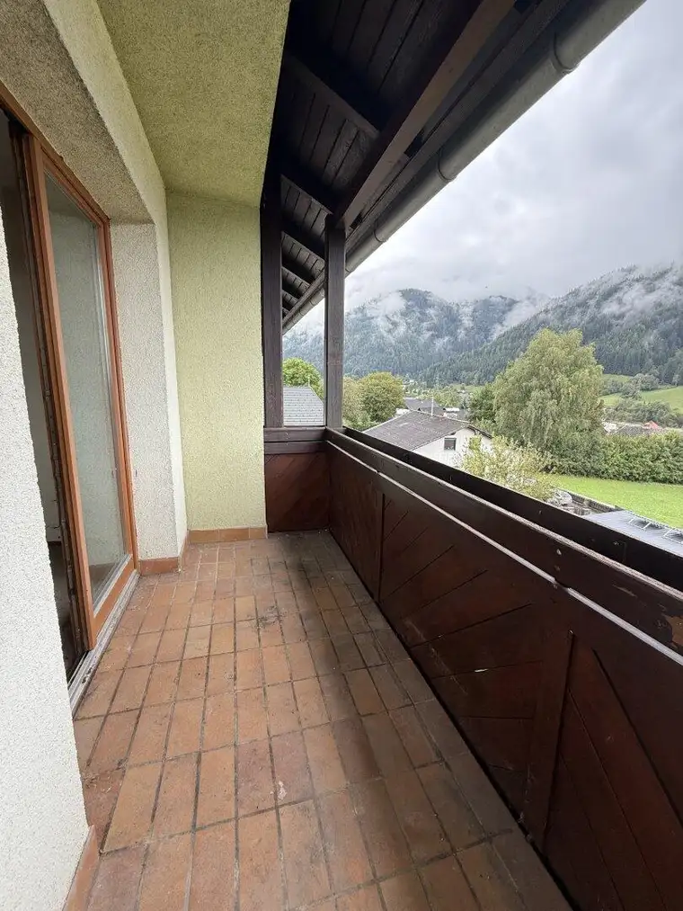 Sanierungsbedürftige Eigentumswohnung mit südseitigem Balkon