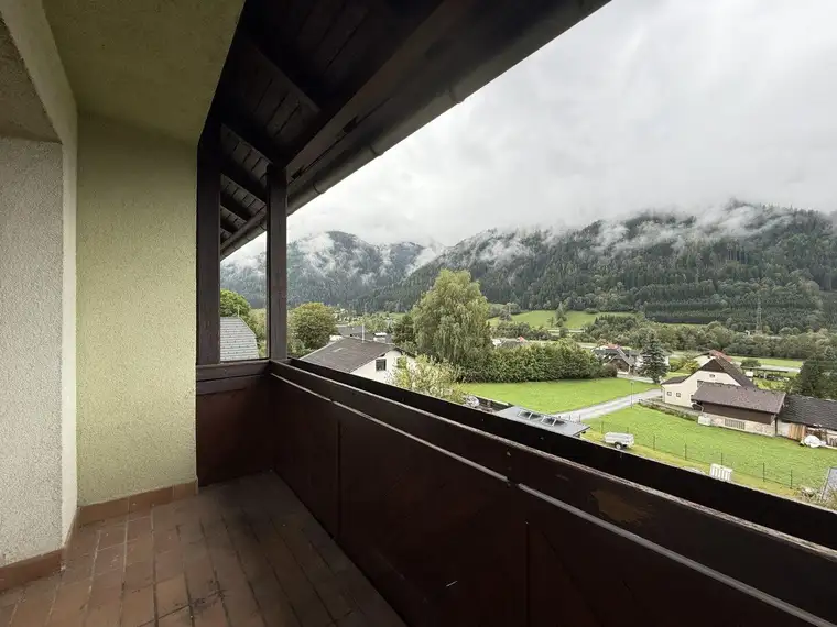 Sanierungsbedürftige Eigentumswohnung mit südseitigem Balkon