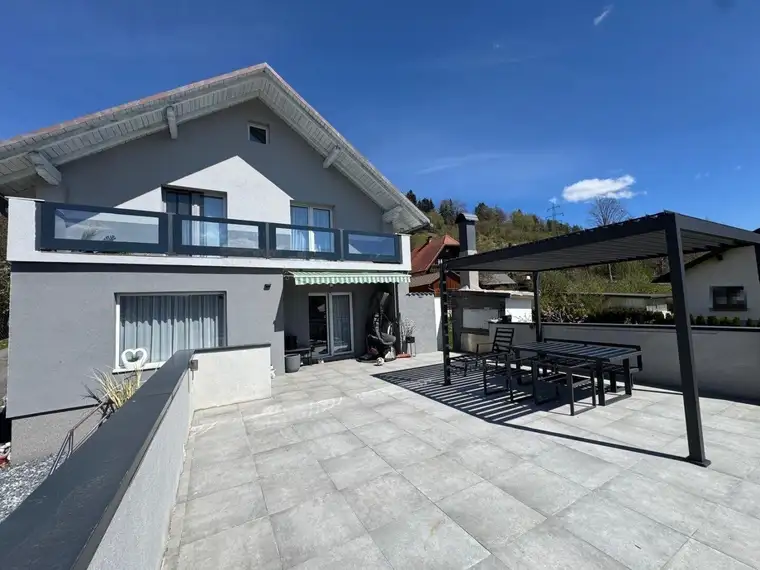 Wohnhaus mit großer süd-westseitigen Terrasse, südseitiger Balkon, Garagen u. Carports in herrlicher Ruhelage!