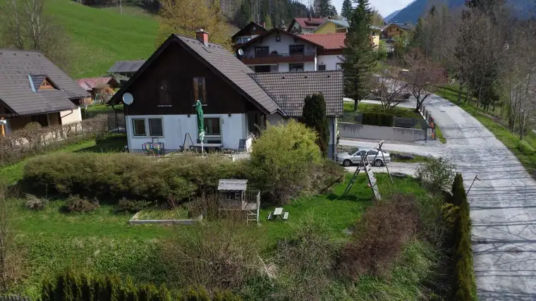 Renovierungsbedürftiges Einfamilienhaus in sonniger Lage mit südseitiger Terrasse und Garage und Keller