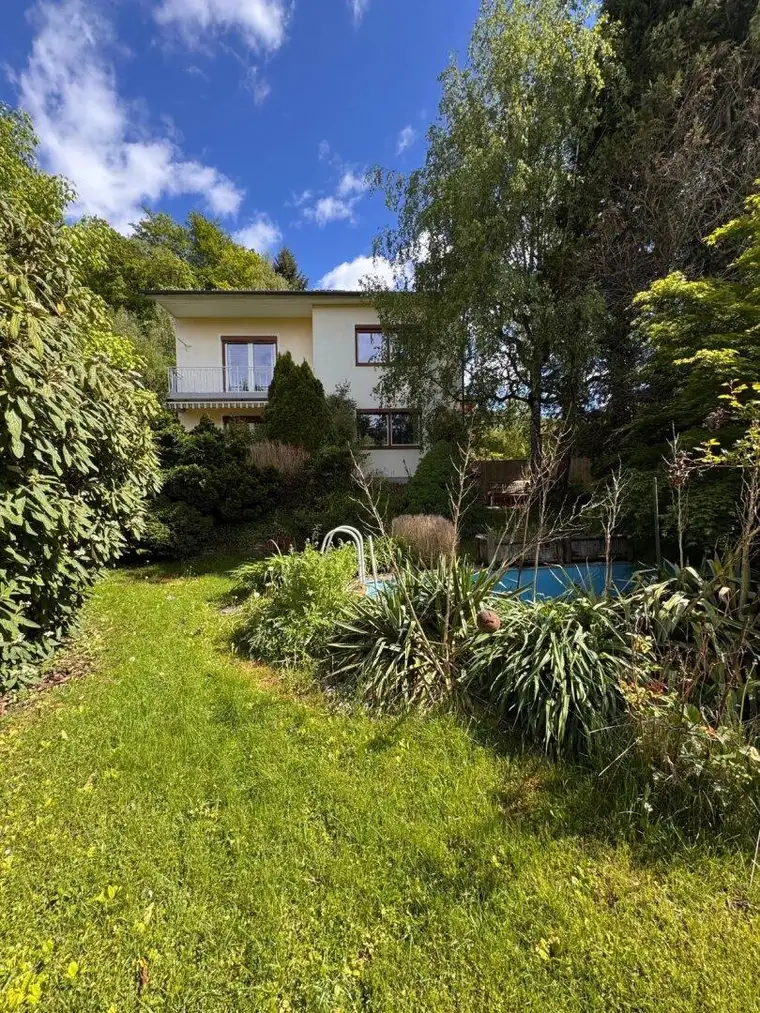 Wohnhaus mit südseitiger Terrasse, Garten und Garage