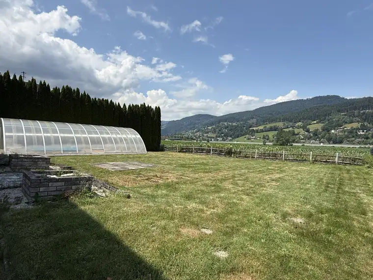 Sonniges, flaches Grundstück mit Pool!