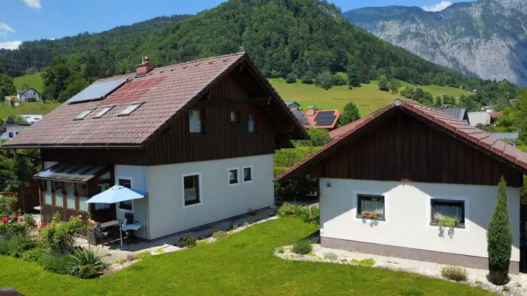 Wohnhaus mit südseitigem Wintergarten und Doppelgarage, westseitigem Balkon, voll unterkellert