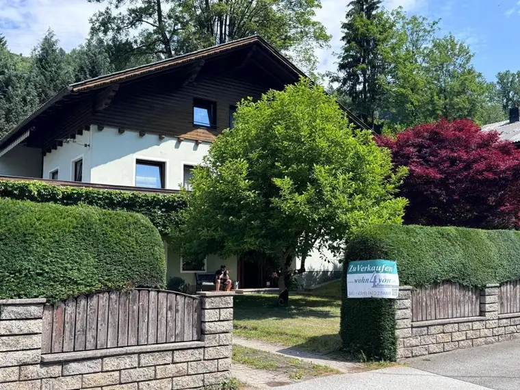 Großes Wohnhaus mit gemütlicher Bauernstube, offenem Kamin, Kachelofen, Garage und süd-westseitiger Terrasse