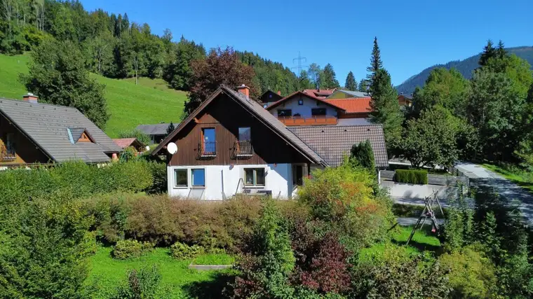 Renovierungsbedürftiges Einfamilienhaus in sonniger Lage mit südseitiger Terrasse und Garage und Keller