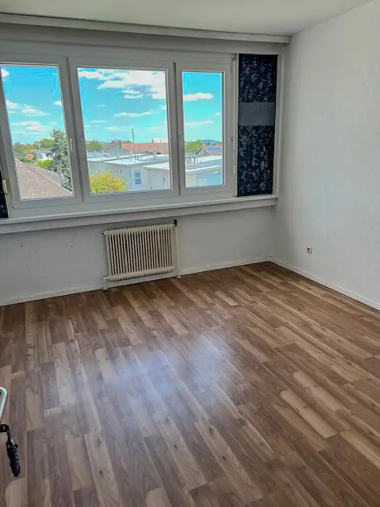 Obj.Nr. 8025. Gepflegte 3-Zimmer-Mietwohnung mit verglaster Loggia in Gänserndorf Stadt