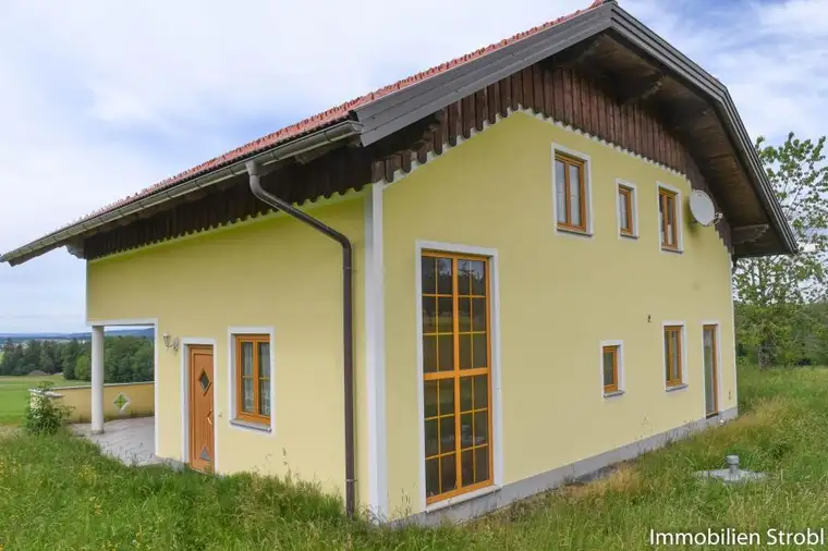 Großzügiges Einfamilienhaus mit Sanierungsbedarf in Lochen am See