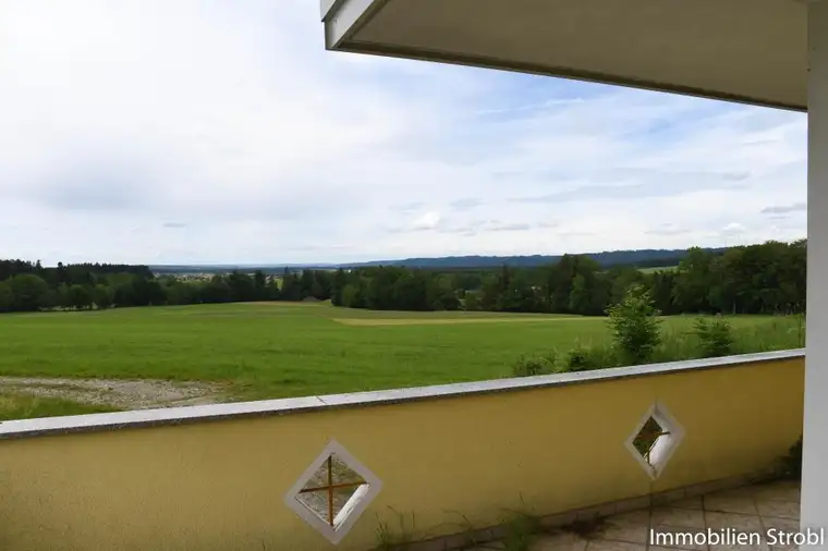 Großzügiges Einfamilienhaus mit Sanierungsbedarf in Lochen am See