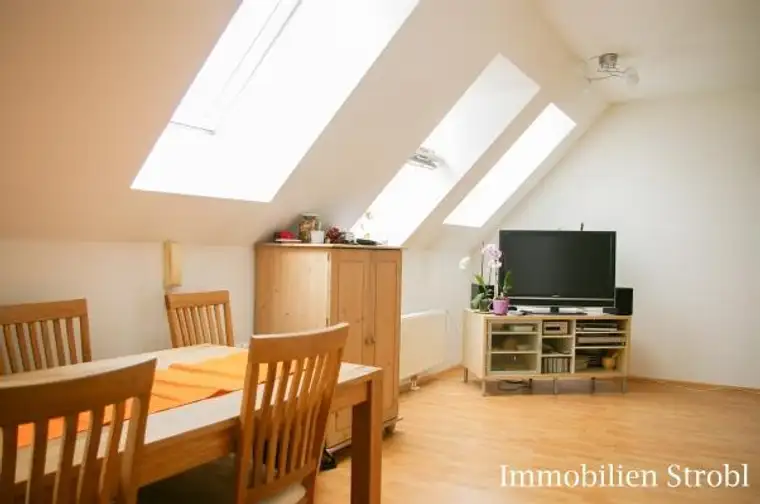 MIETE: Tolle 2-Zimmer-Dachgeschoßwohnung im Zentrum von Seekirchen am Wallersee