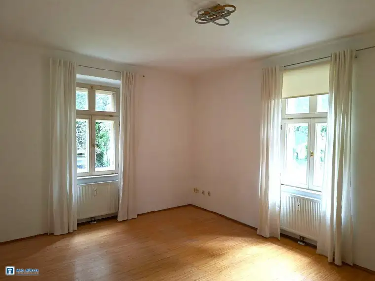 Charmante 1,5-Zimmer-Wohnung in stilvoller Ceconi-Villa