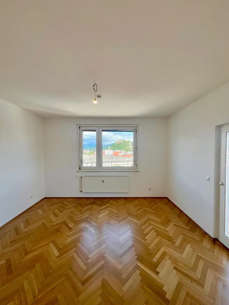 Generalsanierte Wohnung mit Blick auf den Schlossberg - Provisionsfrei!