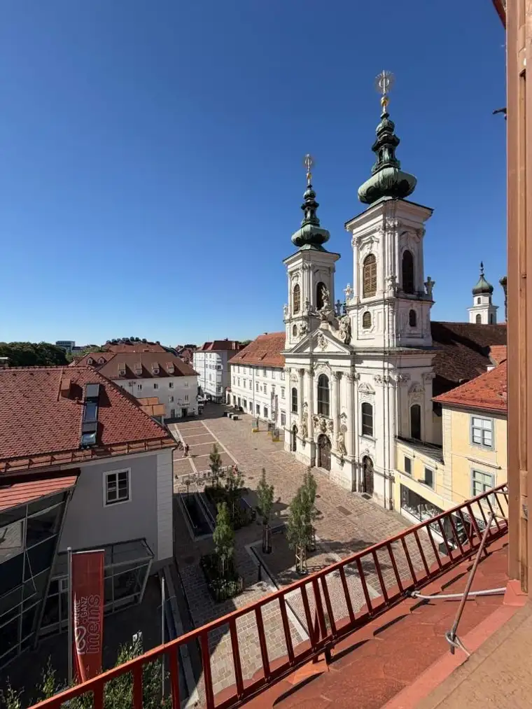 Dachgeschoßwohnung in Toplage mit Schloßbergblick - Provisionsfrei!