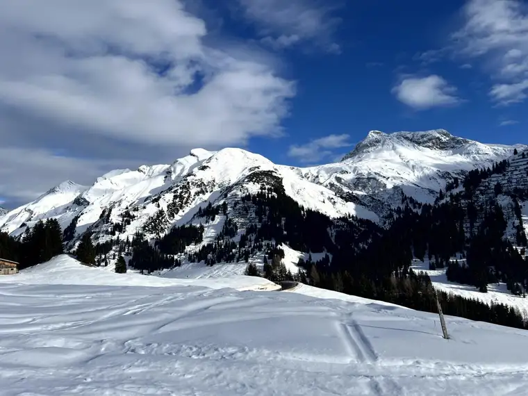 Oberlech Arlberg - Exklusives Baugrundstück – Ski-in/Ski-out mit atemberaubendem Bergblick | Oberlech Arlberg - Exclusive building plot - ski-in/ski-out with breathtaking mountain views