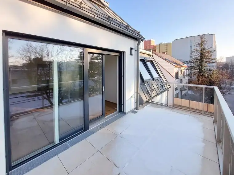 Raumwunder. Ruhige 3-Zimmer Wohnung zum Relaxen. Kommt mit Balkon und traumhafter Aussicht. 