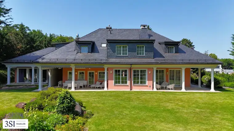 Luxuriöse Villa in Gießhübl: Stilvolles Wohnen mit Pool traumhaftem Garten!