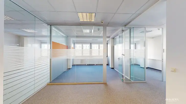 Ihr Arbeitsplatz im Zentrum: Helle Büroflächen mit Entwicklungspotenzial
