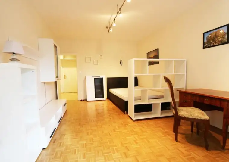Charmante Balkonwohnung in Ruhelage – 1 Zimmer + getrennte Küche – befristet vermietet bis 2030 !