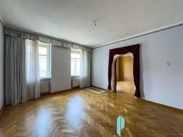 Sanierungsbedürftige - 4 Zimmer Altbauwohnung - 3. Stock -